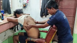 Индийский уличный парикмахер делает потрясающий массаж головы и тела