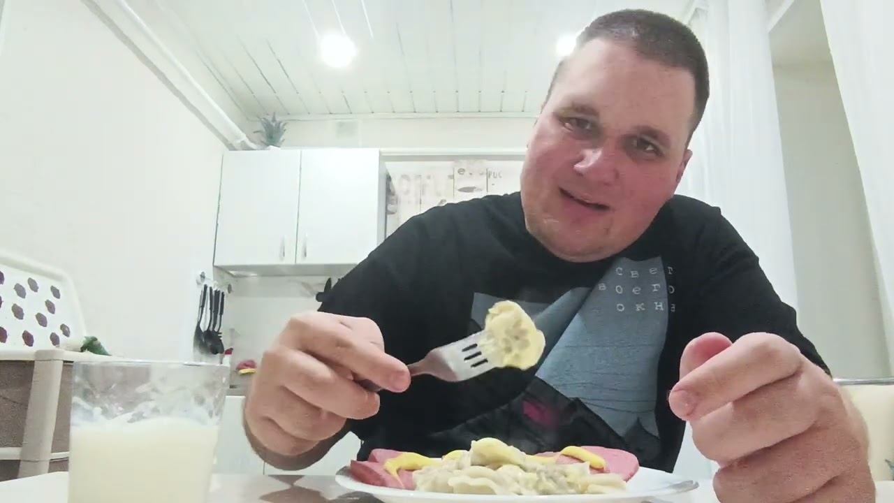 ОБЖОР МУКБАНГ ПЕЛЬМЕНИ, КОЛБАСА С СЫРНЫМ СОУСОМ / НОЧНОЙ ПЕРЕКУС / EATING смотреть онлайн