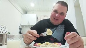 ОБЖОР МУКБАНГ ПЕЛЬМЕНИ, КОЛБАСА С СЫРНЫМ СОУСОМ / НОЧНОЙ ПЕРЕКУС / EATING