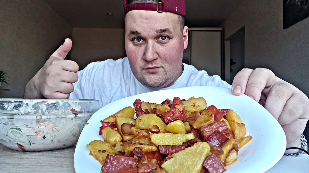 МУКБАНГ ЖАРЕНАЯ КАРТОШКА с колбасой / ОБЖОР САЛАТ из свежих овощей / MUKBANG EATING смотреть онлайн