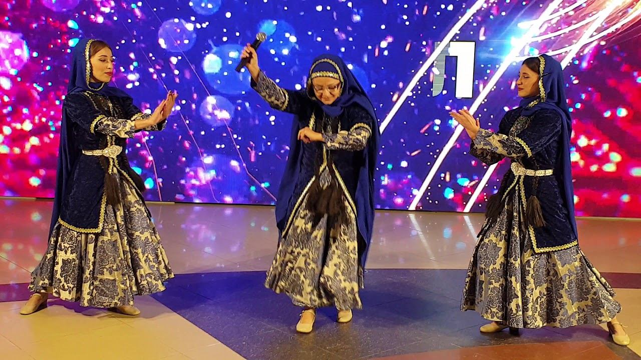 Индийская бабушка поет на лезгинском. Удивительный номер Надии Микаил на Новогоднем огоньке 2021 смотреть онлайн