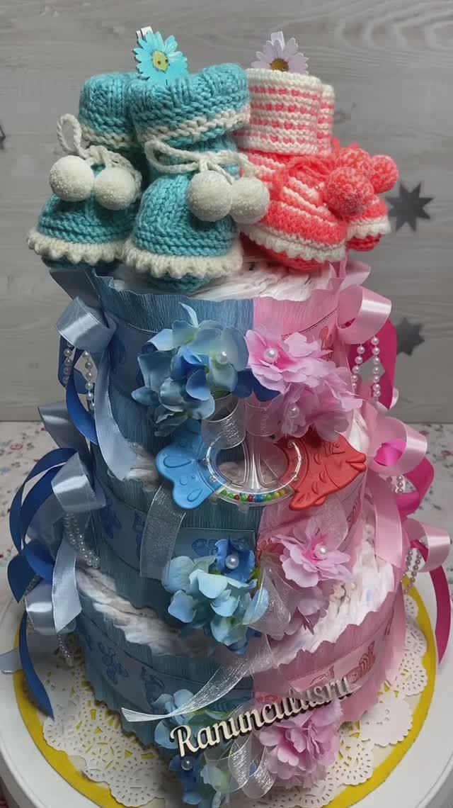 Торт из памперсов для двойни с вязаными пинетками смотреть онлайн