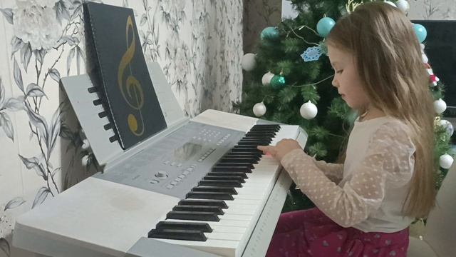 Алиса 6 лет, музицирует для мамы