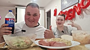 МУКБАНГ СОСИСКИ И ПЮРЕ С ТУШЁНКОЙ/ ОБЖОР пюре с сосисками и салат из овощей / MUKBANG ASMR
