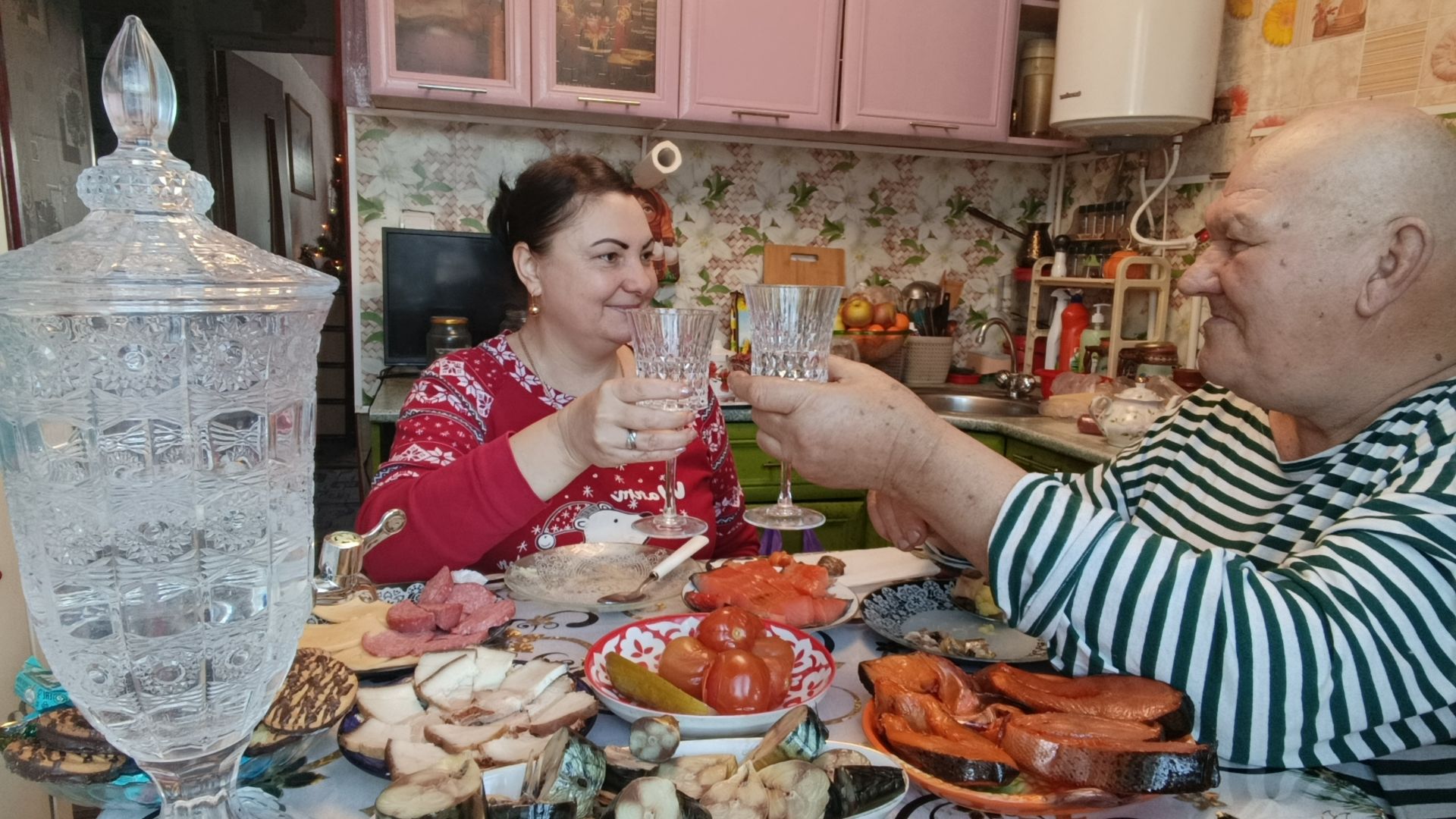 ТАНЦУЕМ И ПОЁМ, А ВЕЧЕРОМ НА ПРОГУЛКУ смотреть онлайн