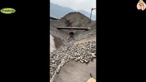 Строительство, разгрузка баржи