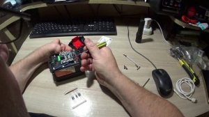 убираем защиту акб (аккумулятор)  шуруповерта для зимней рыбалки