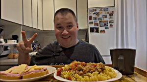 МУКБАНГ ГУЛЯШ с макаронами / ОБЖОР макароны с мясом, бутерброды с колбасой и сыром / MUKBANG ASMR