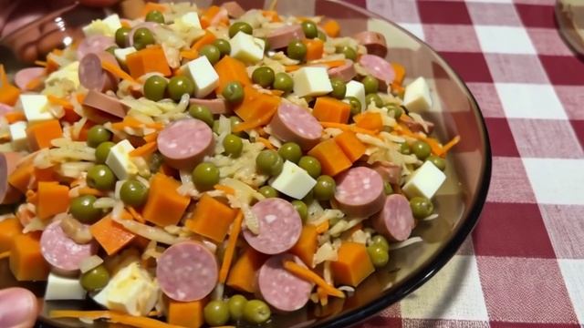ОЛИВЬЕ СОВЕТСКОЕ. Рецепт внутри! С Вас подписка, лайки и комменты! смотреть онлайн