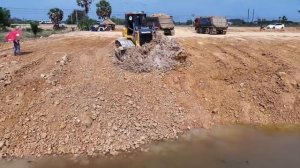 Бульдозер с невероятной производительностью быстро погружает грунт в воду