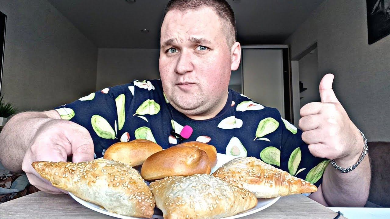 МУКБАНГ ТРИ САМСЫ И ПИРОЖКИ С КАПУСТОЙ / ОБЖОР Выпечка из кулинарии / MUKBANG ASMR смотреть онлайн