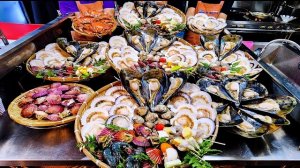 Гриль из морепродуктов. Жареные молюски, кальмар на огне, осьминог на углях. Кухня Азии