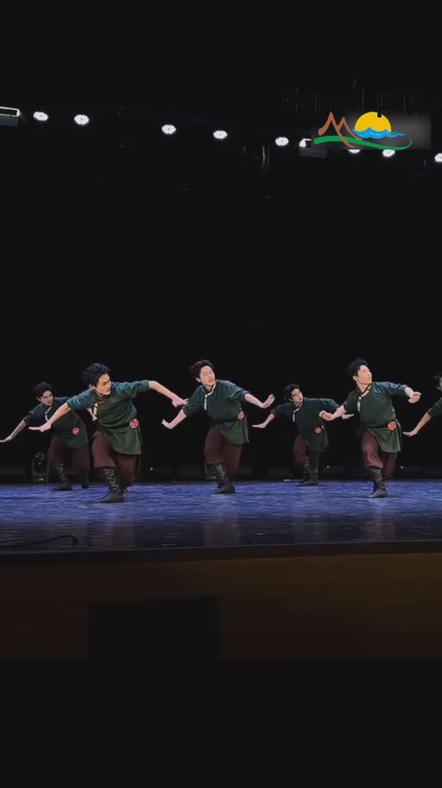 Традиционный китайский новогодний танец: Павлин тудым-сюдым🤣 смотреть онлайн