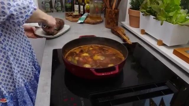 Нежное мясо в красном вине – простое, но изысканное блюдо. смотреть онлайн