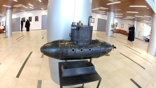 Забавные экспонаты Морского вокзала СПб Конференция 2019 г GOPR6837