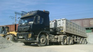 Volvo FMX с самосвальным полуприцепом Wielton