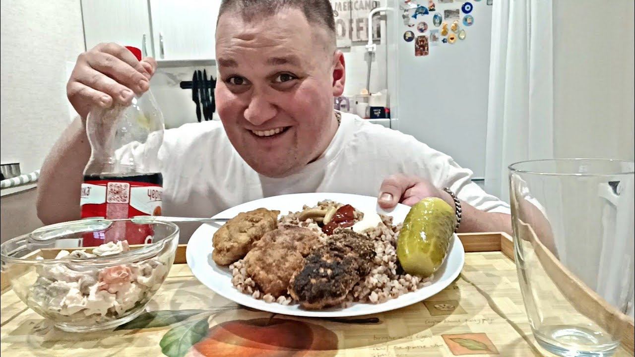 МУКБАНГ КОТЛЕТЫ запечённые и ГРЕЧКА / ОБЖОР Котлеты, гречка и салатик / MUKBANG ASMR смотреть онлайн