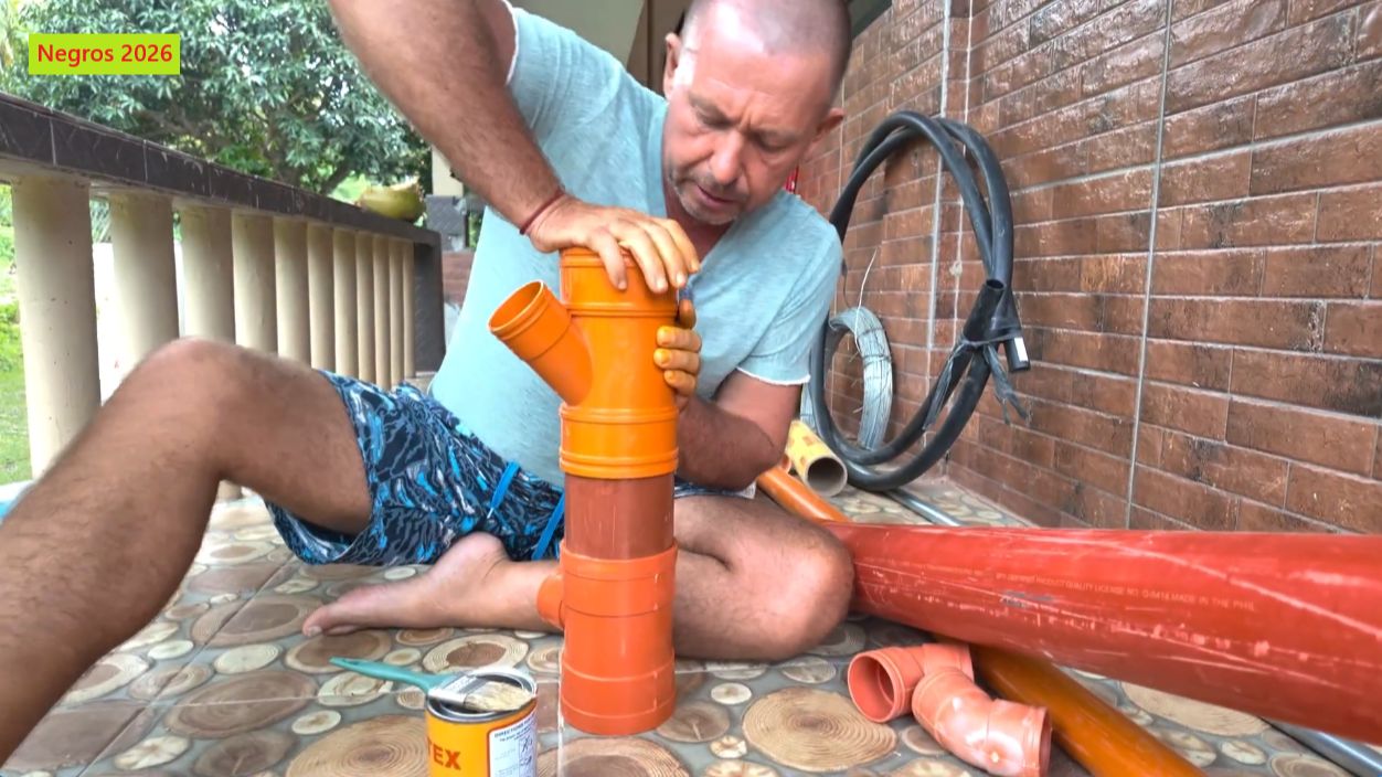 Филиппинка на русском. Стройка. Готовим трубы для канализации. смотреть онлайн