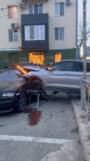 Очень дорогая авария в Махачкале: "Джили" влетел" в "Роллс-Ройс" смотреть онлайн