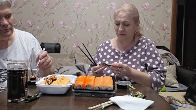 ЗАКАЗАЛИ РОЛЛЫ!СГОНЯЛА НА ВБ ЗА ПОДАРКОМ ОТ ЛЮБЫ! смотреть онлайн