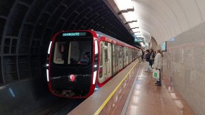 Красивая станция метро Москвы Большая кольцевая линия прибывает поезд Москва