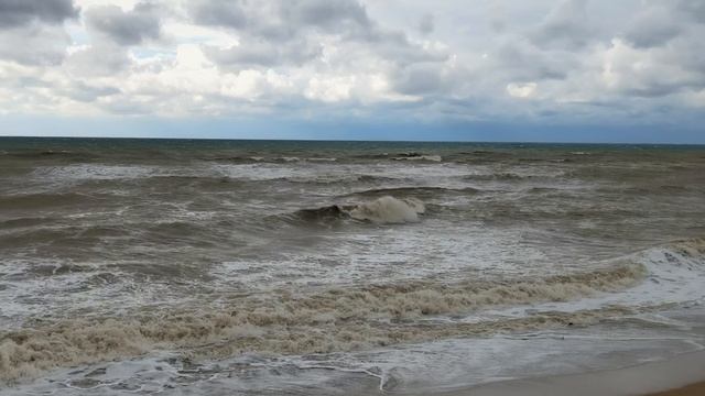 Шторм на Чёрном море в Севастополе. смотреть онлайн