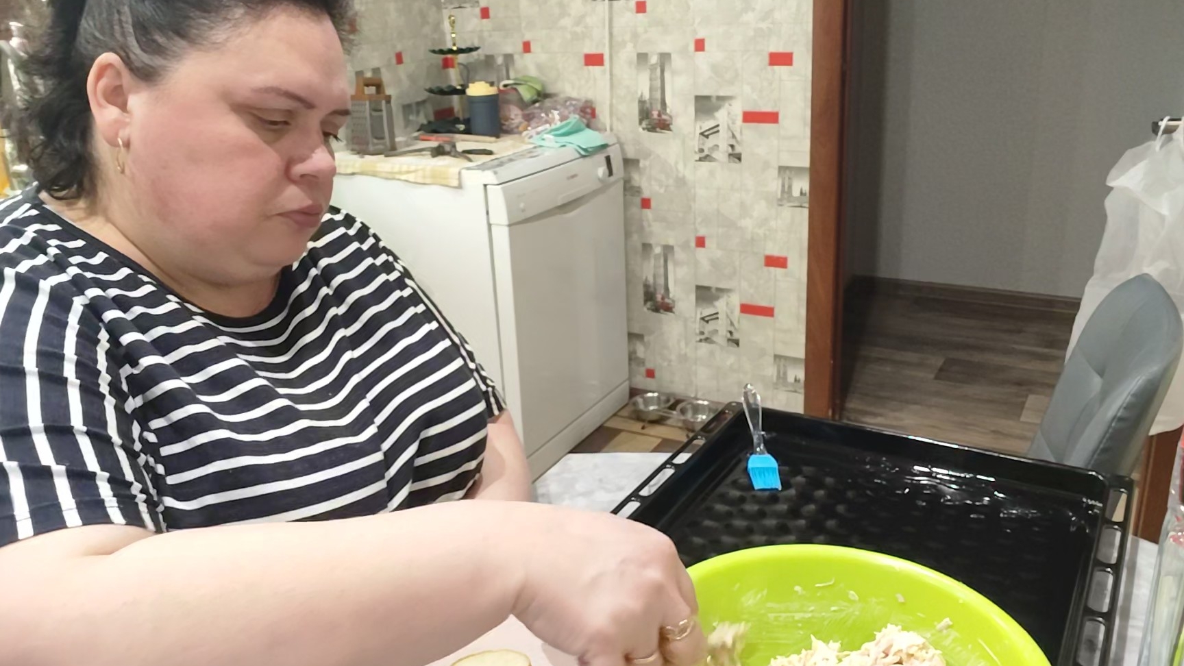 Хлопочем к дороге. Веточки пихтовые. Вечерняя прогулка. Простой и вкусный ужин. Бутерброды горячие. смотреть онлайн