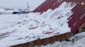 Разбираю и добываю металл,и чищю снег на крыше и во дворе.