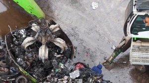 Разбитые автомобили, вырванные двигатели | Экскурсия по свалке металлолома с помощью беспилотников