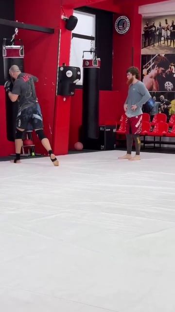 Шара Буллет помогает Валтеру Уокеру прокачивать ударку! смотреть онлайн