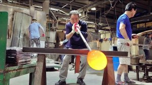 Процесс производства больших стеклянных бутылок. Старинная фабрика мастера стекла в Корее