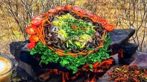 Баранина и овощи на горячем камне