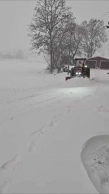 Трактор за работой! Уборка снега❄️ смотреть онлайн
