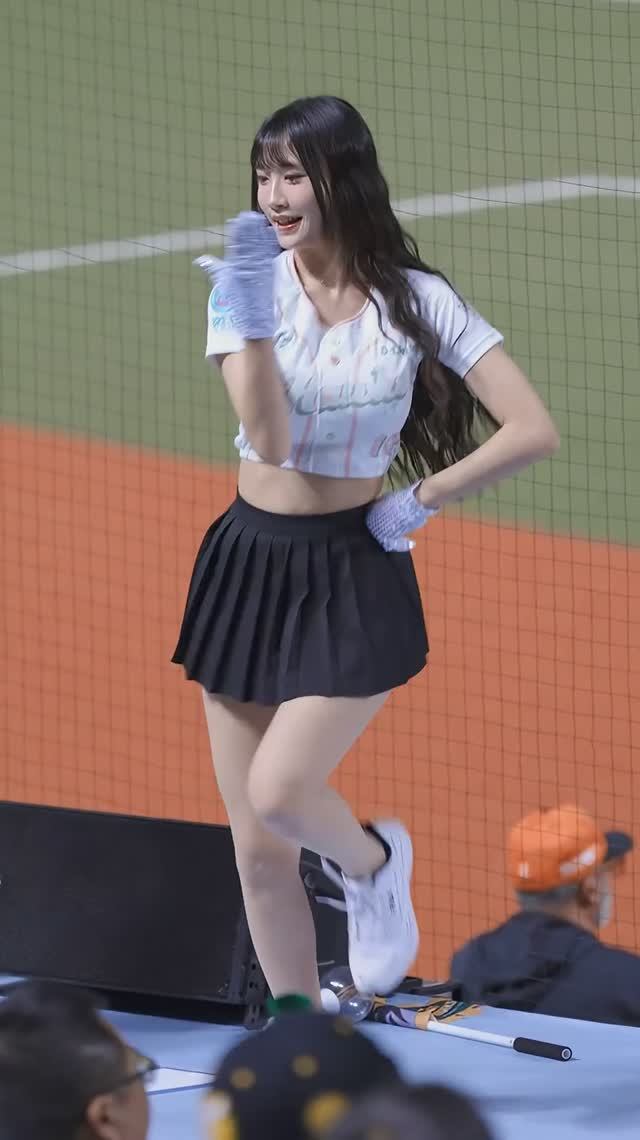 Очень ритмичный танец для поддержки команды смотреть онлайн