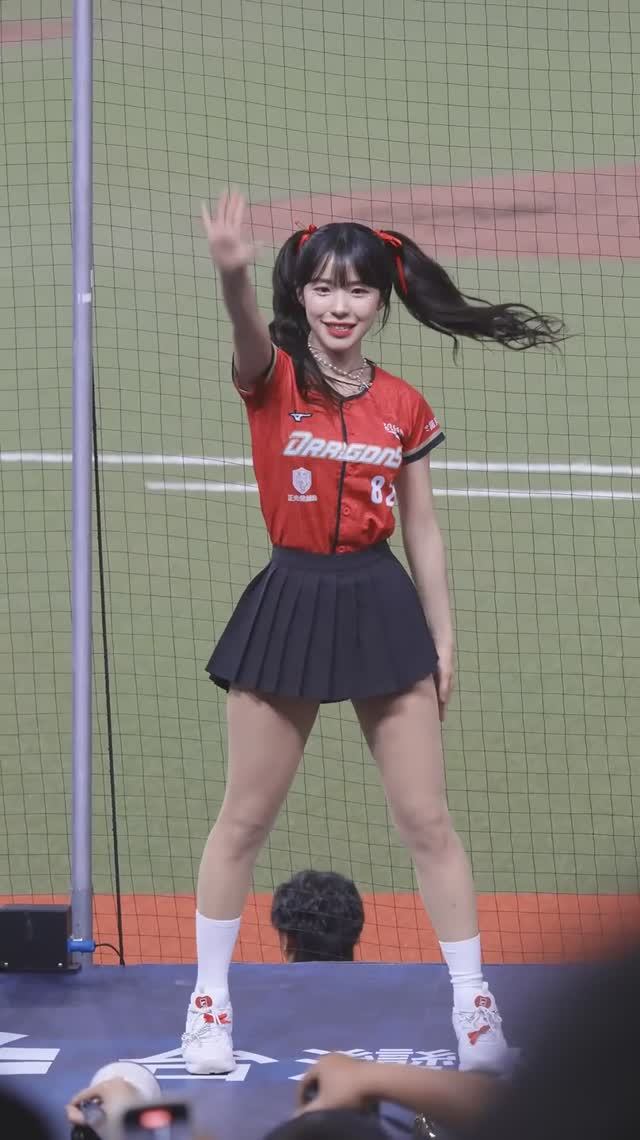 Безумно привлекательная чирлидер из Китая смотреть онлайн