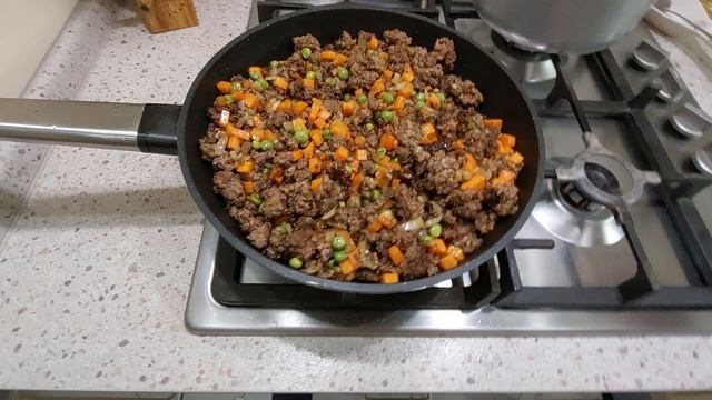 Коттедж пай он же Cottage Pie классический английский картофельный пирог с говядиной и овощами. смотреть онлайн