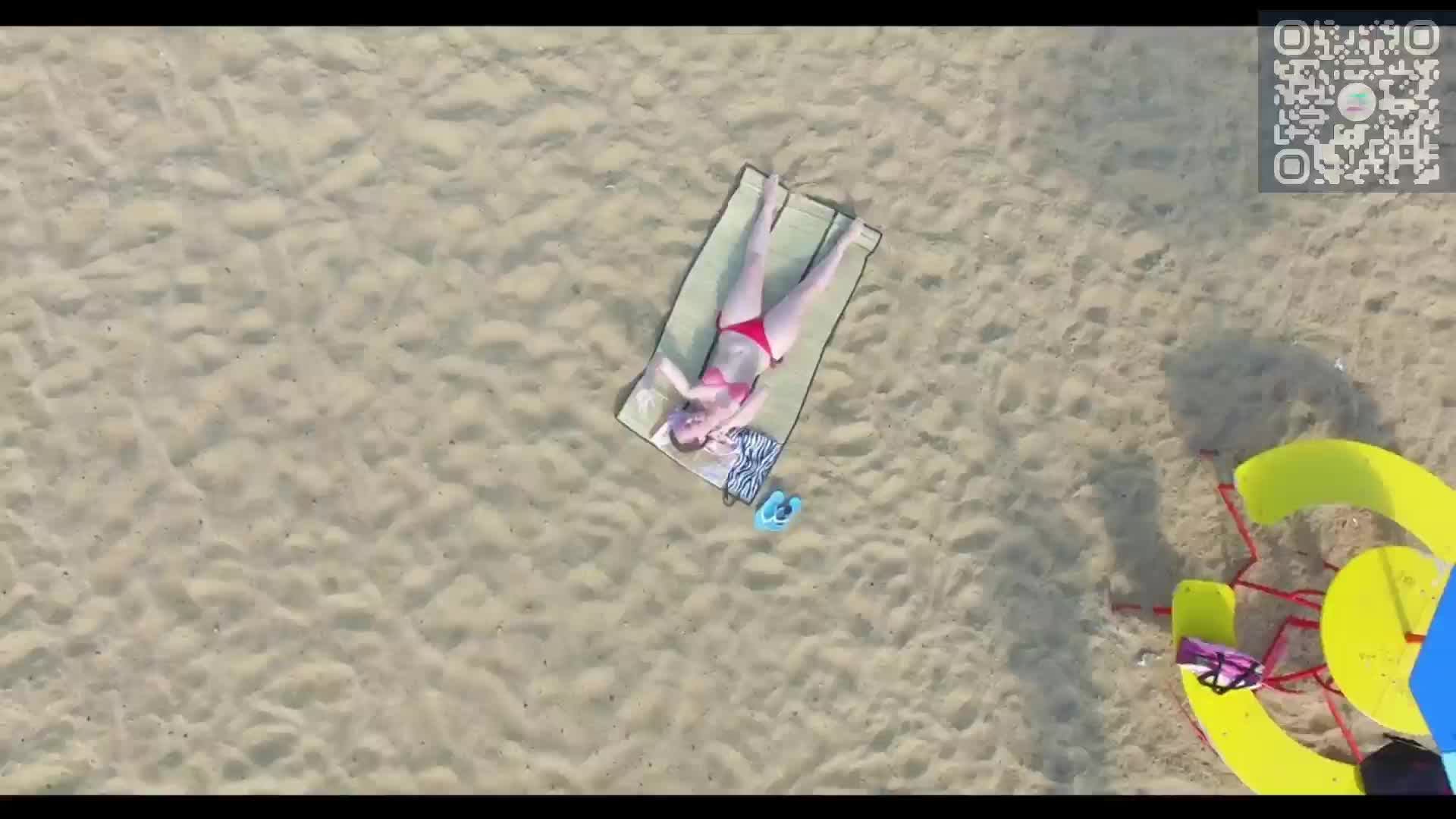 Молодая девушка в купальнике.Эротика. смотреть онлайн