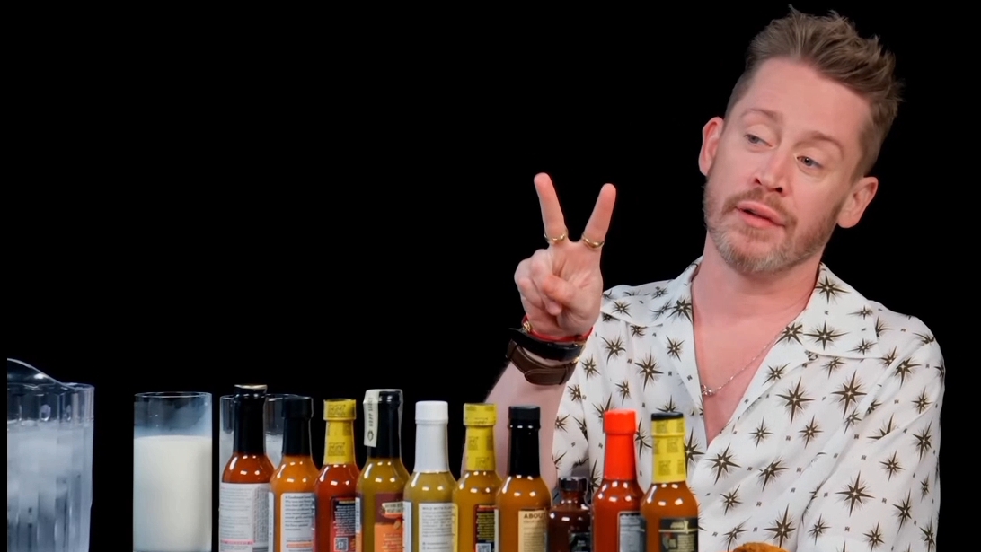 Маколей Калкин дурачится, поедая острые крылышки | Hot Ones смотреть онлайн