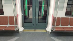 Прибытие поезда на станцию "Путиловская" Красносельско-Калининской линии метро в Санкт-Петербурге