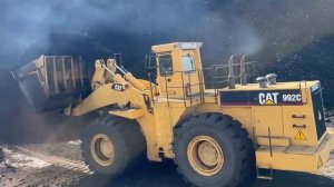 Удивительный колесный погрузчик Cat 992C, загружающий уголь в грузовики, Оператор (от первого лица)