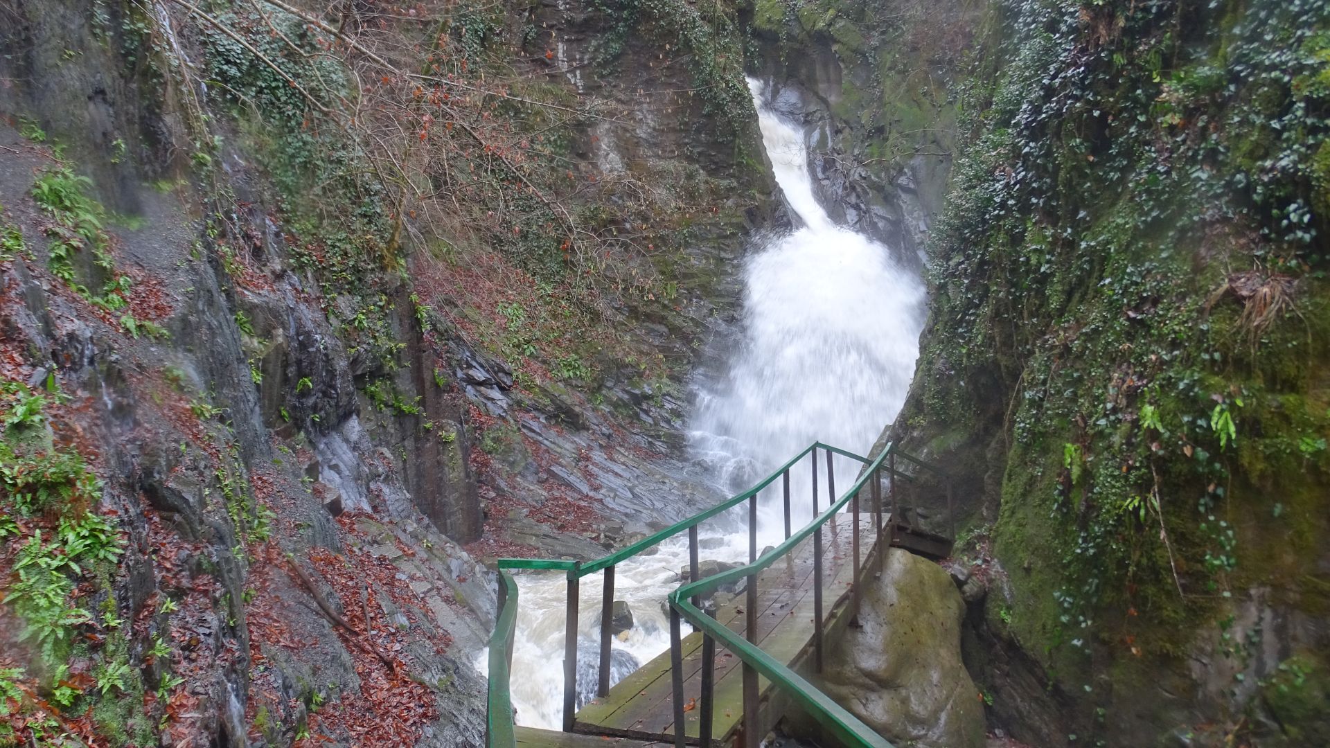 Лазаревское зимой. Водопады взбесились. смотреть онлайн