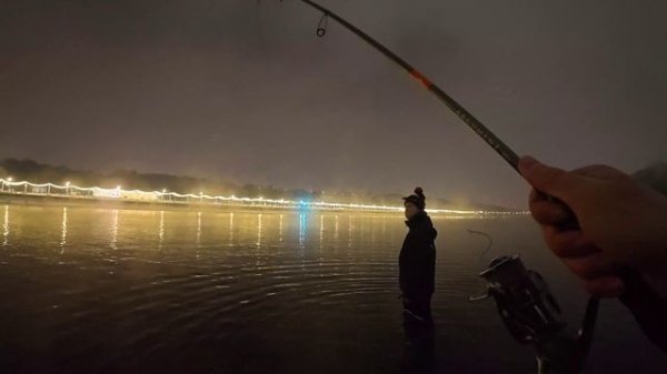 КЛЮНУЛА ПОДВОДНАЯ ЛОДКА. ФРИКЦИОН В ХЛАМ. ПЕРВАЯ ПОКЛЕВКА В 2026г. РЫБАЛКА НА СПИННИНГ. МОСКВА РЕКА