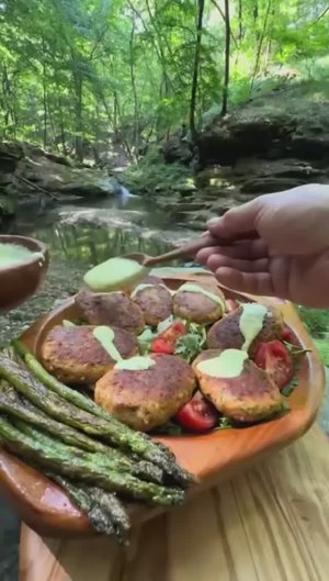 Приготовили котлеты из рыбы прямо на камне 👍