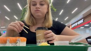 Вкусный завтрак / Гуляю по торговому центру/ еда на камеру / Роллы /