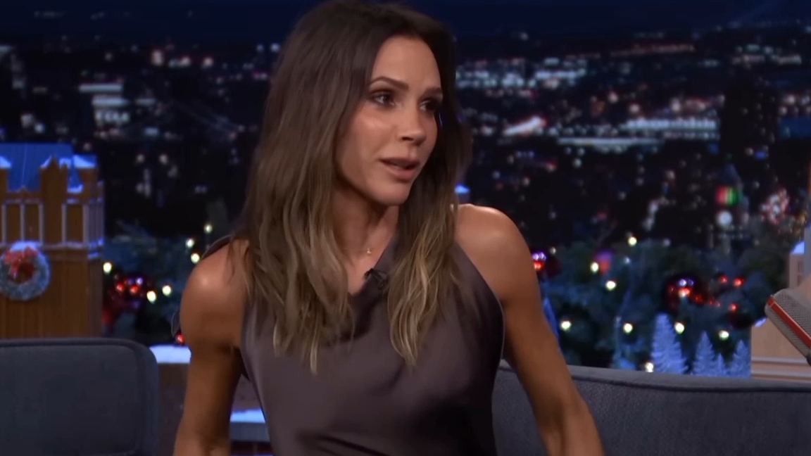 Виктория Бекхэм проясняет ситуацию с её вирусным моментом в Rolls-Royce из рабочего класса смотреть онлайн