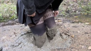 🎁 Девочка в чёрных колготках заходит в яму с грязью