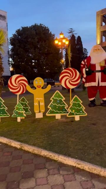 Новогодняя праздничная атмосфера вечером в абхазском городе-курорте Очамчыра (5 января, ЗИМА-2026) смотреть онлайн