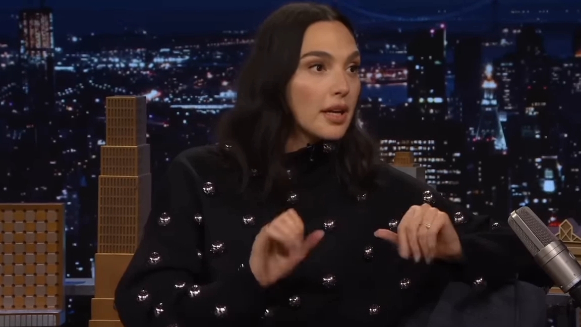 Галь Гадот нервничала, произнося культовую фразу Злой Королевы из «Белоснежки» смотреть онлайн