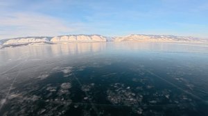 Зимний Байкал, бескрайние поля чистейшего льда.