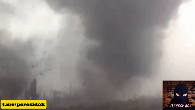 Вид от первого лица, где наши штурмовики выбивают противника из окоп при помощи противотанковой мины смотреть онлайн